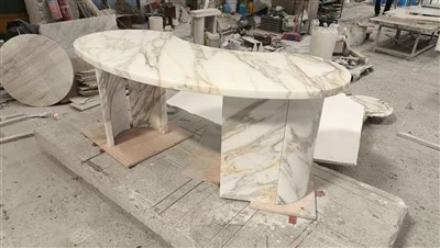 Χρυσά Μαρμάρινα Τραπέζια Calacatta