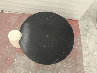 Μαρμάρινο τραπέζι Nero Marquina με πόδια τραβερτίνης μπεζ